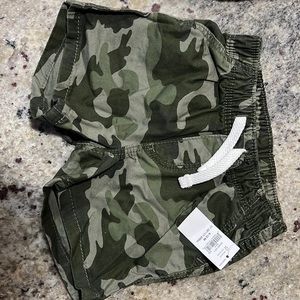 Camo shorts old navy 6 - 12 M.
